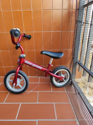 Bicicleta de equilibrio roja