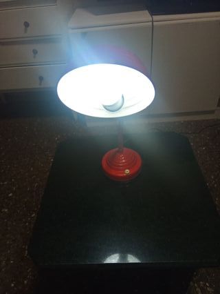 Lámpara de flexo antigua roja