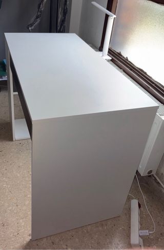 Escritorio blanco con cajón