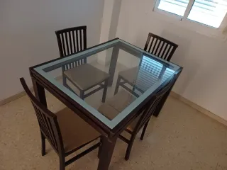 Mesa de comedor y 4 sillas