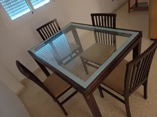Mesa de comedor y 4 sillas