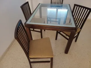 Mesa de comedor y 4 sillas