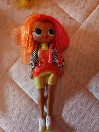 Muñeca LOL con pelo naranja y rosa