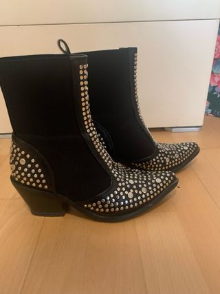 Botas negras con tachuelas plateadas
