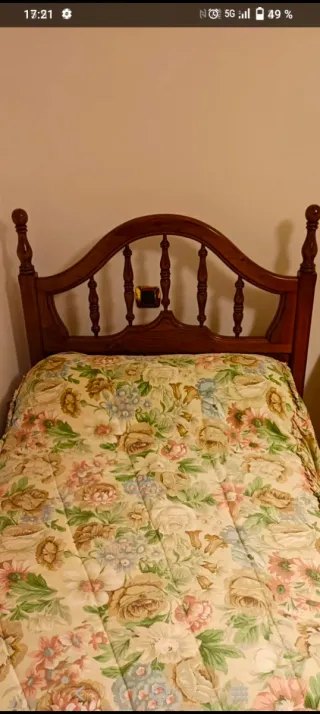 Camas de madera con somier y mesita de castaño