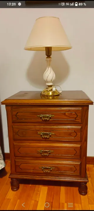 Camas de madera con somier y mesita de castaño