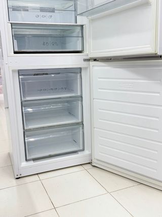 Nevera SHARP Combi Blanca