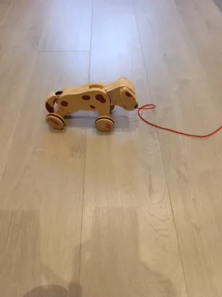 Perro de madera con correa para niños