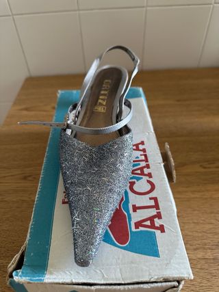 Zapatos de tacón plateados Ortiz y Piel