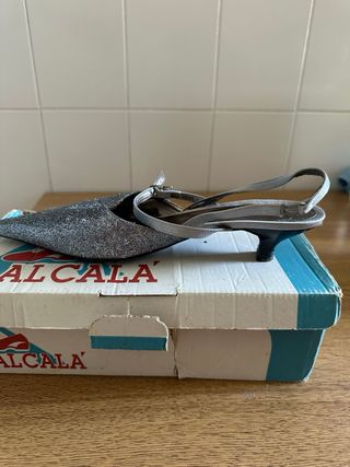 Zapatos de tacón plateados Ortiz y Piel