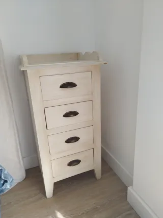 Cómoda y mesitas de madera beige y marrón