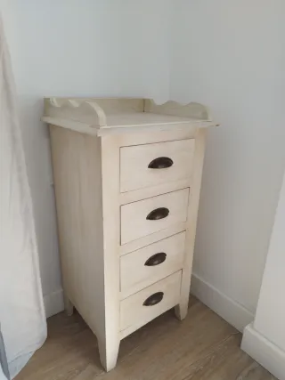 Cómoda y mesitas de madera beige y marrón