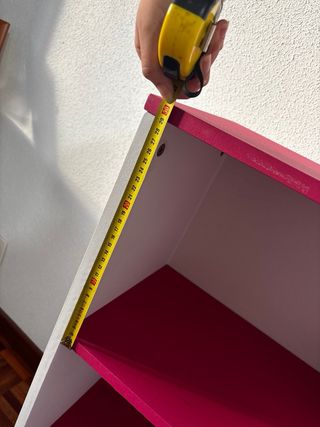 Armario blanco y rosa