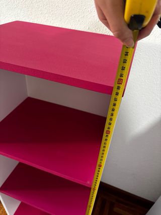 Armario blanco y rosa