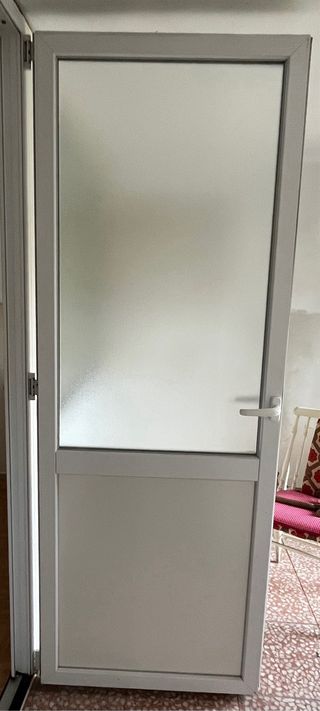 Puerta PVC con cristal y panel blanco