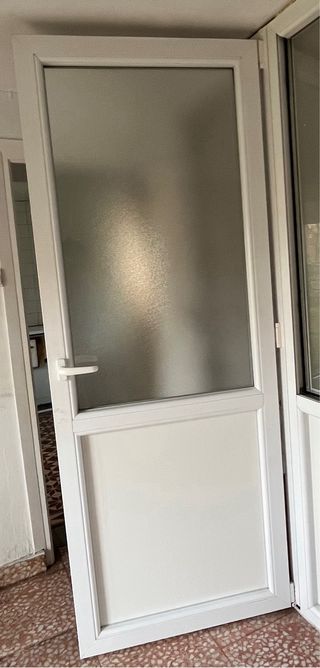 Puerta PVC con cristal y panel blanco