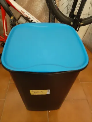 Secchio spazzatura blu e nero