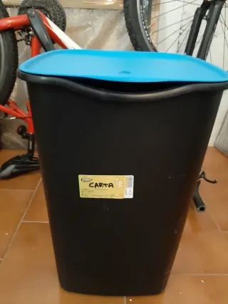 Secchio spazzatura blu e nero