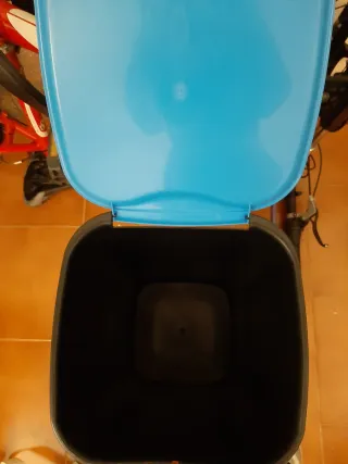 Secchio spazzatura blu e nero