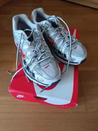 Zapatillas Nike P-6000 Plata y Rojo