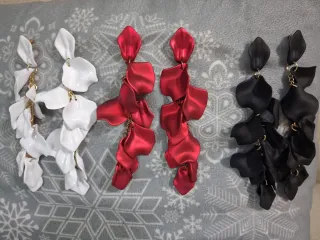Pendientes largos pétalos blancos, rojos y negros,