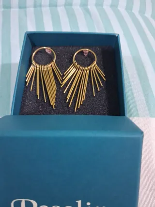 Pendientes largos pétalos blancos, rojos y negros,