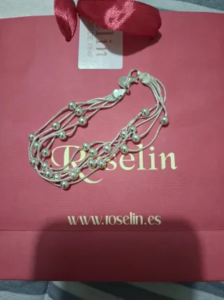 Pendientes largos pétalos blancos, rojos y negros,