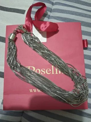 Pendientes largos pétalos blancos, rojos y negros,