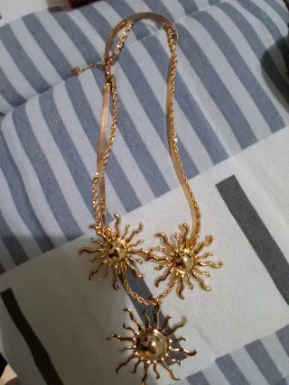 Pendientes largos pétalos blancos, rojos y negros,