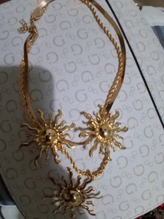 Pendientes largos pétalos blancos, rojos y negros,