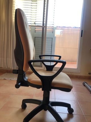 Silla de escritorio color tierra.