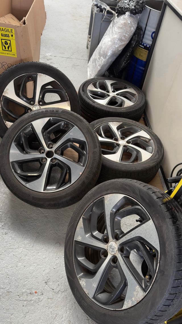 Llantas y Cubiertas Tucson 245/45 R19