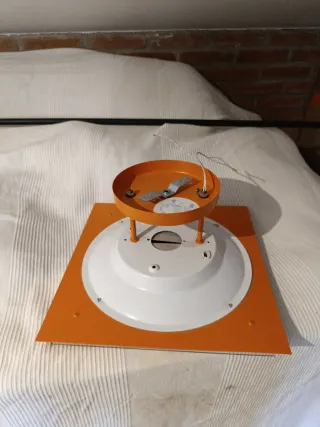 Lámpara de techo multicolor con base naranja