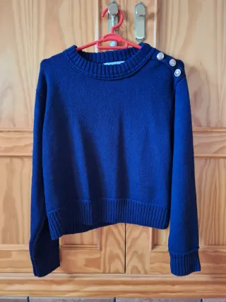 Chaqueta gris , jersey verde, y jersey azul marino