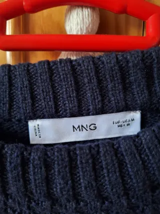 Chaqueta gris , jersey verde, y jersey azul marino