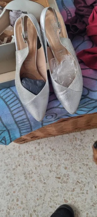 Zapatos Tacon Talla 39 Plata y Blanco