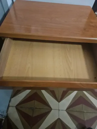 Mesita de noche de madera