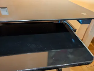 Mesa de ordenador de cristal negra