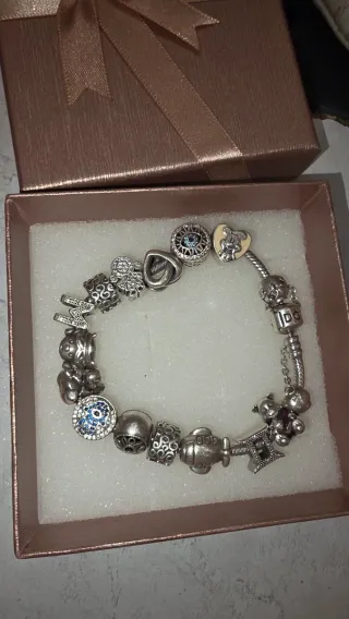 Pulsera Pandora con 14 charms y cierre