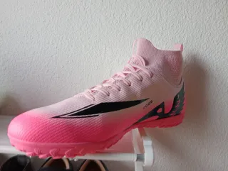 Botines de fútbol rosas y negros