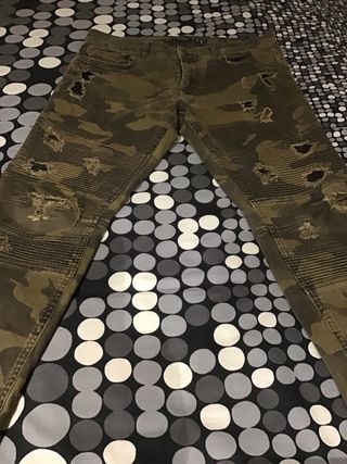 Pantalón Skinny Camuflaje Pull&Bear Talla 46