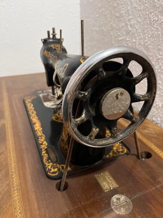 Máquina de coser antigua Alfa