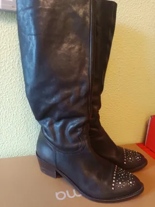 Botas altas negras con tachuelas
