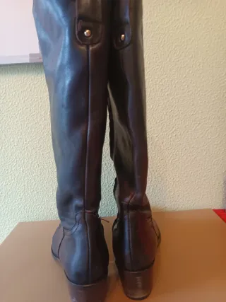 Botas altas negras con tachuelas