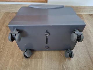 Soporte con ruedas para torre PC