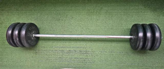 Barra con discos de gimnasio
