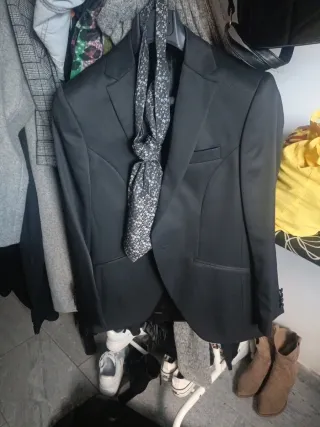 Giacca nera americana con foulard