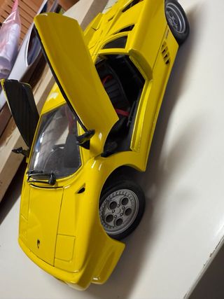 Coche de colección Lamborghini amarillo
