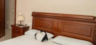 Cabecero y 2 mesitas de noche madera