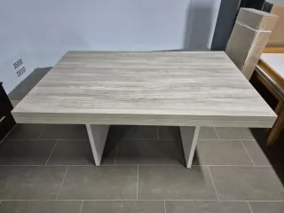 Mesa de comedor moderna